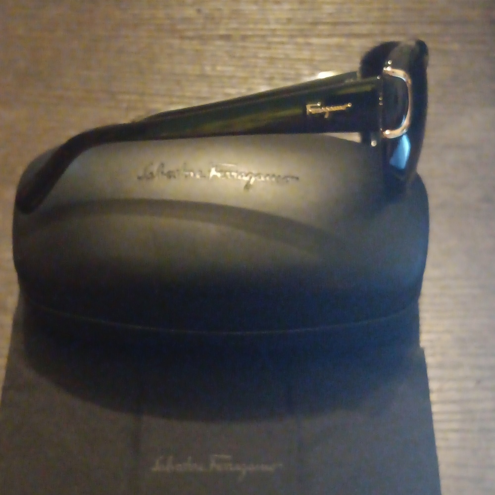 Salvatore Ferragamo Black Sunglasses With A Branded Case & Cleaning Cloth (EUC) - Picture 5 of 8